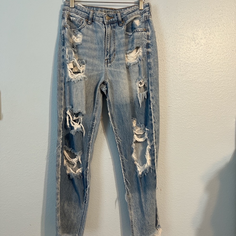 AE RIPPED MOM JEANS IN SIZE 6 SHORT